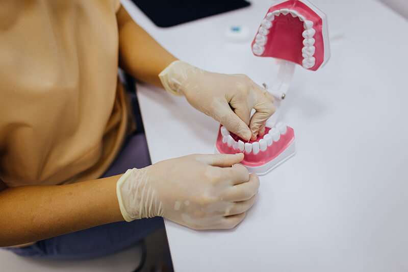 Как почистить налет между зубами флоссом?